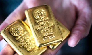 Giá vàng thế giới lao dốc mạnh nhất trong 6 tháng