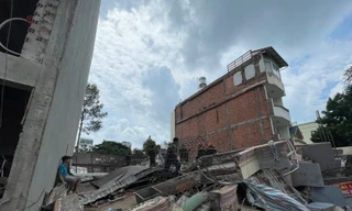 Vụ sập nhà 4 tầng ở Bình Thạnh: Nhà bên cạnh cũng đang nghiêng