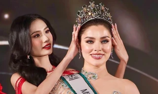 Hoa hậu Nguyễn Thanh Hà trao lại vương miện cho Hoa hậu Ukraine