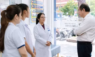 Sở Y tế TPHCM tuyên dương bác sĩ cấp cứu thành công người phụ nữ sốc phản vệ tại nhà thuốc