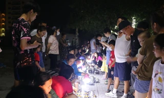 Phiên chợ đặc biệt, bán chỉ 1 loại đặc sản, không dùng cân, không có giá