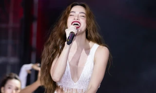 Hồ Ngọc Hà mặc táo bạo trong đêm nhạc cho sinh viên