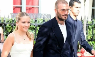 Beckham nắm chặt tay con gái 12 tuổi đi xem show