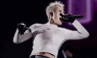 Sơn Tùng M-TP gây bàn tán với áo bó sát, khoe cạp nội y