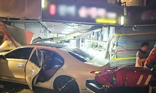 Nam ca sĩ để vợ cầm lái Mercedes-Benz gây tai nạn giao thông khiến 10 người bị thương