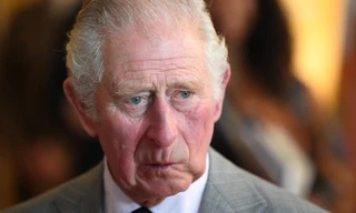 Vua Charles cầu xin người dân