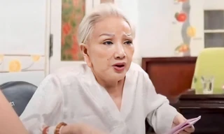 Nghệ sĩ Hồng Nga hoảng loạn, bỏ chạy vì YouTuber làm phiền