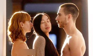 Khán giả sốc khi lách qua 40 nghệ sĩ khỏa thân tại triển lãm