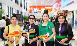 Tàu bay mang biểu tượng Du lịch TPHCM đáp xuống Điện Biên