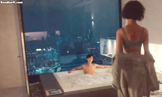 Ác nữ để lộ toàn bộ vòng ngực trên phim của Song Hye Kyo