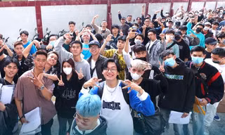1.500 bạn trẻ đội nắng, ngồi bệt ở vỉa hè chờ casting Rap Việt