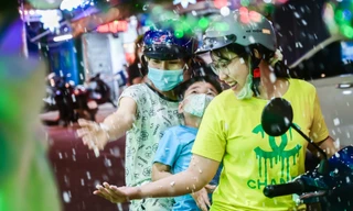 Người dân TPHCM hào hứng với 'mưa tuyết' ở nhà thờ trước thềm Giáng sinh