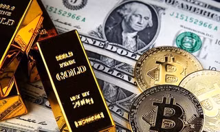 Vàng thế giới rớt giá thảm, bitcoin và chứng khoán vọt tăng