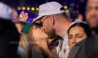 Bạn trai cao 1,96 m hôn và nhấc bổng Taylor Swift ở lễ hội