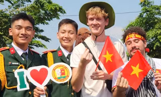 Khách Tây đội nón tai bèo, quấn khăn rằn hòa cùng không khí hào hùng 30/4