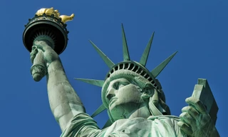 NASA báo cáo khẩn vụ quả cầu lửa bay ngang tượng Nữ thần Tự do