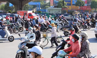 Rào chắn ở đường Nguyễn Trãi: Hàng nghìn xe đi ngược chiều, giao thông hỗn loạn