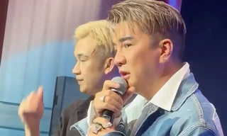 Đàm Vĩnh Hưng khóc, khuỵu gối cáo lỗi