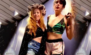 Hai nữ diễn viên bị bắt thay quần đùi mới được lên máy bay