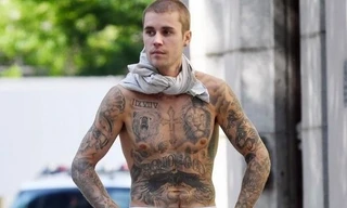 Justin Bieber cởi trần, lộ hình xăm kín người xuống phố