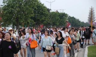 Biển người đổ về Hưng Yên