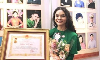 Nữ ca sĩ trẻ nhất đi nhận danh hiệu NSND
