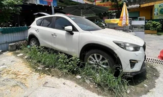 Hà Nội: Xe Mazda CX-5 nghi bị 'bỏ quên' ở quán bia từ trước dịch Covid-19
