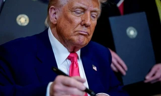 Trung Quốc gánh thuế 'sốc' 104% từ Mỹ, thị trường tài chính toàn cầu chao đảo