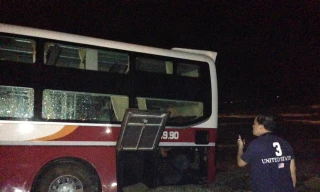 Toàn cảnh vụ xe khách băng đường, lao xuống biển