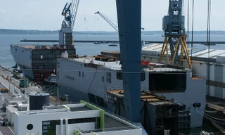 Cận cảnh hạ thủy đuôi tàu lớp Mistral đầu tiên của Nga