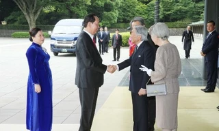 Nhà vua Nhật Bản và Hoàng hậu đón Chủ tịch nước Trần Đại Quang và Phu nhân. (Ảnh: TTXVN)