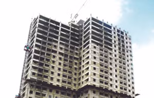 Một cao ốc dành cho người thu nhập thấp (ảnh trên) Đoàn xe của những người đi đăng ký mua nhà dành cho người thu nhập thấp ở Hà Nội) (ảnh dưới)