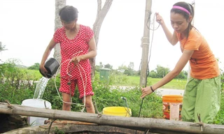 Cạnh nhà máy nước vẫn khát