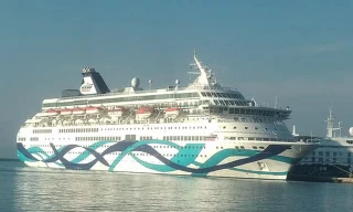 Giải cứu 1.500 người mắc kẹt tại Israel bằng tàu hạng sang