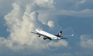 Phi công bất tỉnh, máy bay chở hơn 200 người rơi vào cảnh không người lái