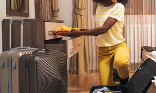 Lý do không nên cất quần áo vào ngăn tủ khách sạn