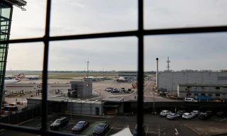 Sự tệ hại của sân bay Heathrow trong vụ hỏa hoạn, mất điện toàn diện 