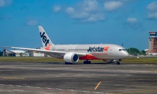 Khách nữ cố mở cửa thoát hiểm khi máy bay đang qua Ấn Độ Dương