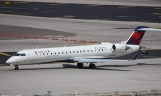 Một hãng hàng không đối diện với 16 vụ kiện 