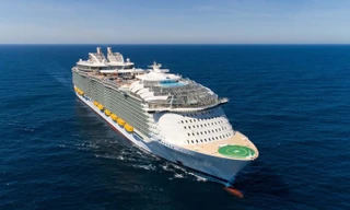 Nhân viên tàu du lịch Mỹ đặt camera quay lén khách khỏa thân khi tắm 