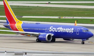 Hành khách hoảng loạn rời máy bay Southwest Airlines