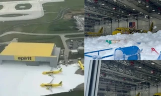 Máy bay bị 'chôn vùi' trong biển bọt 