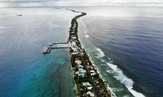 Lạ lẫm đất nước lần đầu tiên có máy rút tiền ATM 