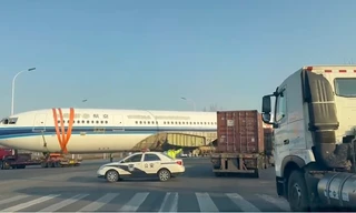 Xôn xao máy bay di chuyển trên cao tốc gây náo loạn giao thông 