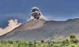 Núi lửa ‘nổi giận’ dữ dội, tro bụi phủ kín 9 ngôi làng