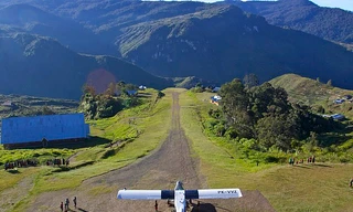 Thót tim xem máy bay hạ cánh xuống đường băng cực kỳ nguy hiểm 