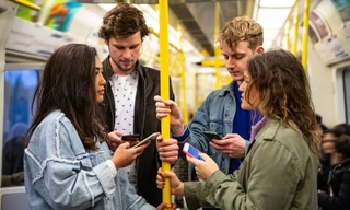 Xuất hiện trào lưu gây bức xúc trên phương tiện công cộng