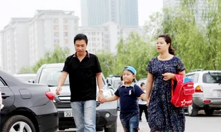 Xe hơi tấp nập đưa 'heo vàng' đi thi lớp 1 trường Nguyễn Siêu