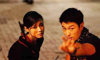 Johnny Trí Nguyễn khổ luyện cùng diễn viên. Ảnh: NVCC