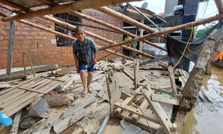 Căn nhà của một hộ dân ở Lệ Thuỷ sập, tài sản trôi sông sau trận "đại hồng thuỷ". Ảnh: M.Đ